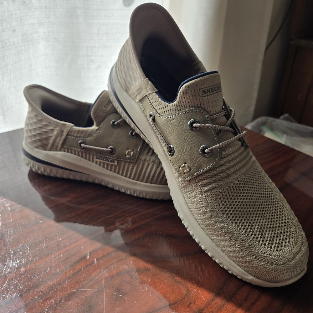 Skechers Slip Ins Men's Beige Boat Shoes Size Mens 9.5  Worn Once